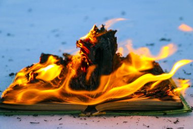 kar kitap yakma. metin açık kitap sayfaları wi yanmak