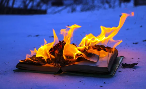 kar kitap yakma. metin açık kitap sayfaları wi yanmak