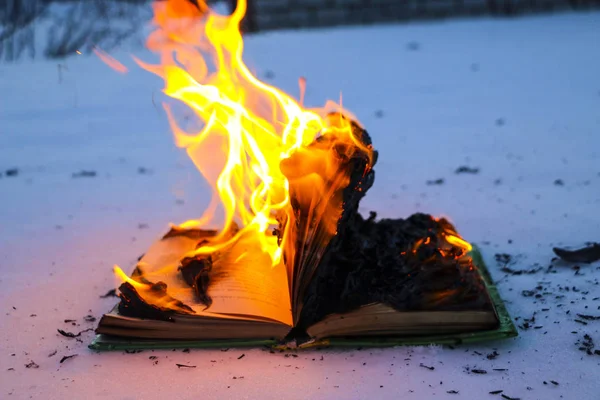 Kar kitap yakma. metin açık kitap sayfaları wi yanmak — Stok fotoğraf