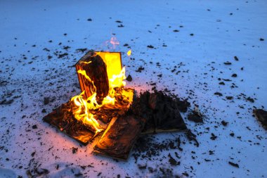 kar kitap yakma. sayfaları'deki kitap yazma ile parlak alev açın..