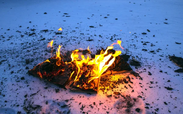 Libro bruciante nella neve. pagine con il testo in libro aperto masterizzare wi — Foto Stock