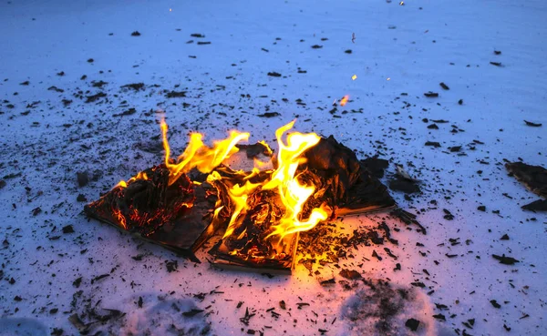 Libro bruciante nella neve. pagine con il testo in libro aperto masterizzare wi — Foto Stock