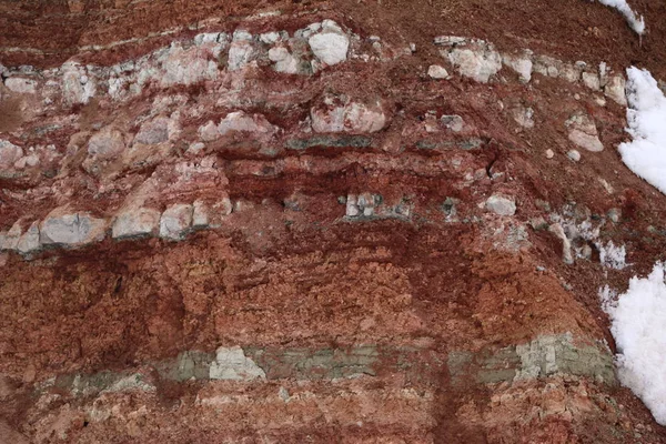 Textura de diferentes capas de arcilla subterránea en cantera de arcilla después del estudio geológico del suelo . —  Fotos de Stock