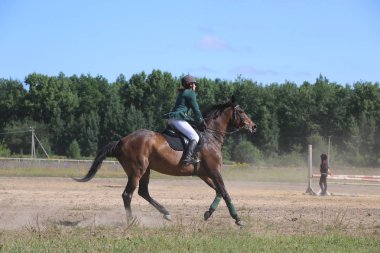 Yoshkar-Ola, Rusya, 29 Temmuz 2018: At yarışı ve atlama 