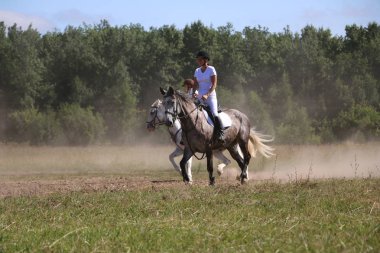 Yoshkar-Ola, Rusya, 29 Temmuz 2018: At yarışı ve atlama 