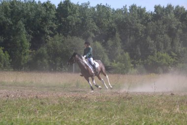 Yoshkar-Ola, Rusya, 29 Temmuz 2018: At yarışı ve atlama 