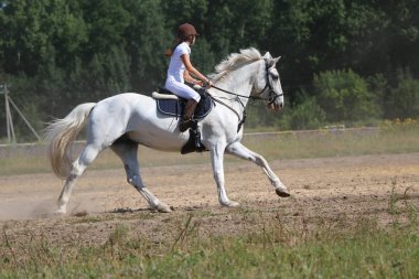 Yoshkar-Ola, Rusya, 29 Temmuz 2018: At yarışı ve atlama 