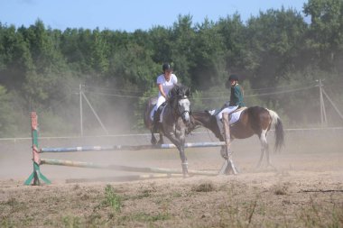 Yoshkar-Ola, Rusya, 29 Temmuz 2018: At yarışı ve atlama 