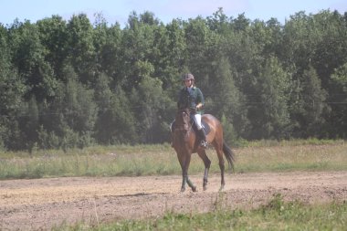 Yoshkar-Ola, Rusya, 29 Temmuz 2018: At yarışı ve atlama 