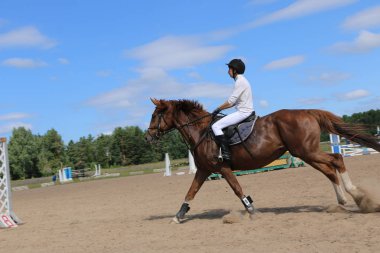 Yoshkar-Ola, Rusya, 29 Temmuz 2018: At yarışı ve atlama 