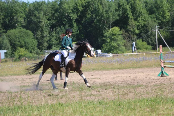 Yoshkar-Ola, Ryssland, 29 juli 2018: Hästkapplöpning och hoppa på — Stockfoto