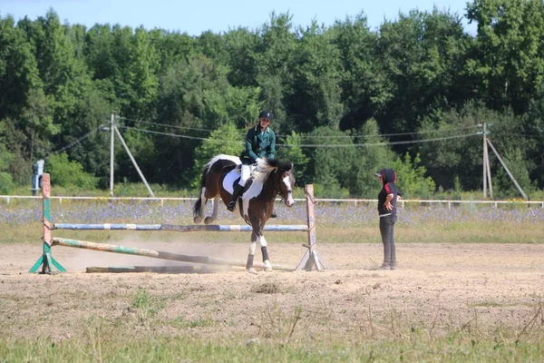 Yoshkar-Ola, Ryssland, 29 juli 2018: Hästkapplöpning och hoppa på — Stockfoto