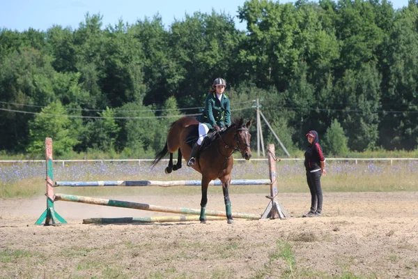 Yoshkar-Ola, Rusland, juli 29, 2018: Paardenrennen en springen op — Stockfoto