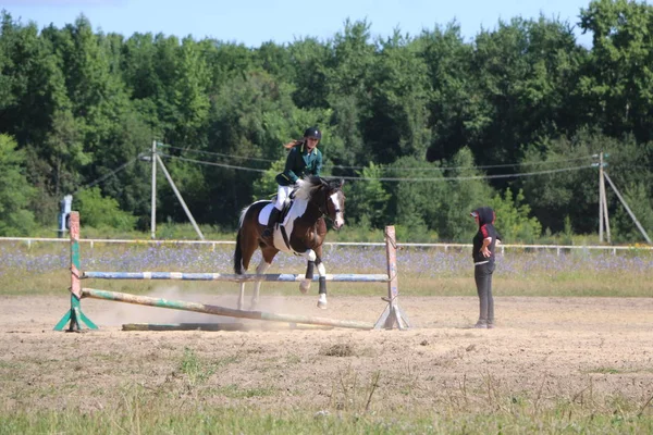 Yoshkar-Ola, Ryssland, 29 juli 2018: Hästkapplöpning och hoppa på — Stockfoto