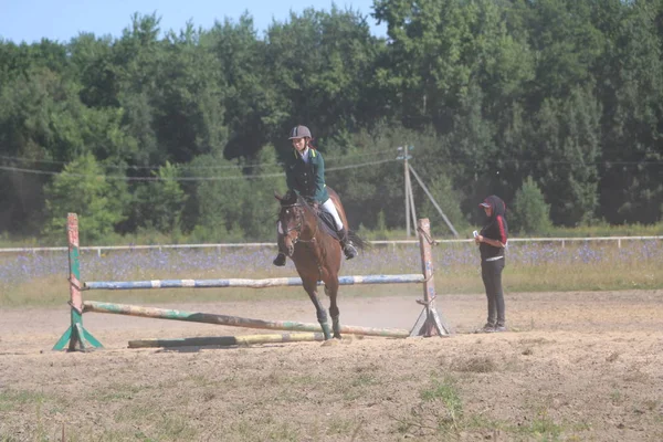 Yoshkar-Ola, Rusland, juli 29, 2018: Paardenrennen en springen op — Stockfoto