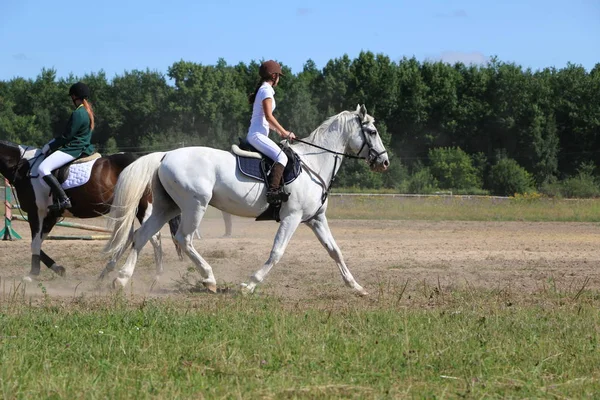 Yoshkar-Ola, Federacja Rosyjska, 29 lipca 2018 r.: Wyścigi konne i skoki — Zdjęcie stockowe