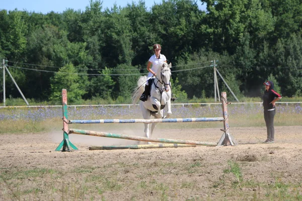 Yoshkar-Ola, Ryssland, 29 juli 2018: Hästkapplöpning och hoppa på — Stockfoto