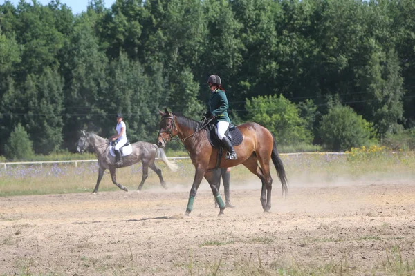 Yoshkar-Ola, Ryssland, 29 juli 2018: Hästkapplöpning och hoppa på — Stockfoto