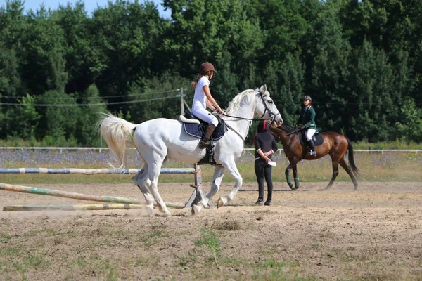 Yoshkar-Ola, Rusland, juli 29, 2018: Paardenrennen en springen op — Stockfoto