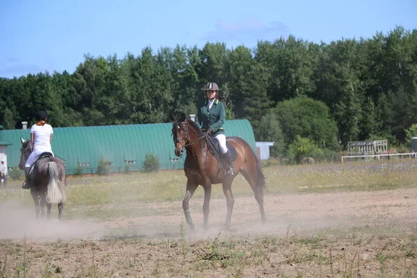 Yoshkar-Ola, RUSSIA, 29 de julho de 2018: Corrida de cavalos e salto — Fotografia de Stock