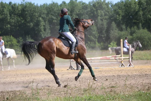 Yoshkar-Ola, RUSIA, 29 de julio de 2018: Carreras de caballos y saltos —  Fotos de Stock