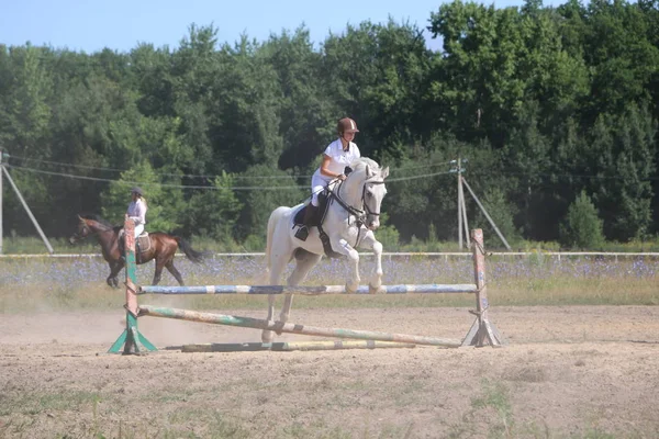 Yoshkar-Ola, RUSIA, 29 de julio de 2018: Carreras de caballos y saltos — Foto de Stock