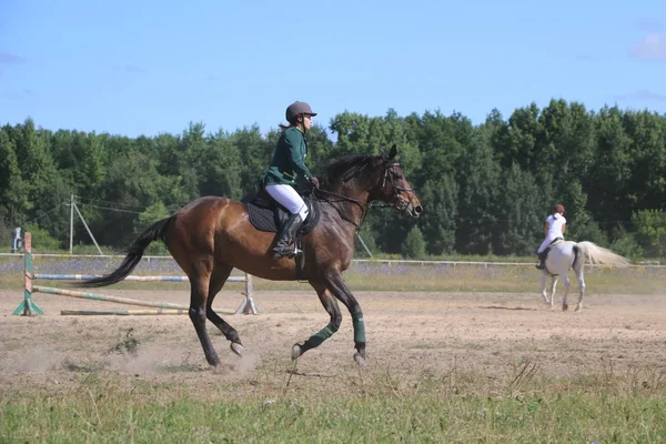 Yoshkar-Ola, Ryssland, 29 juli 2018: Hästkapplöpning och hoppa på — Stockfoto