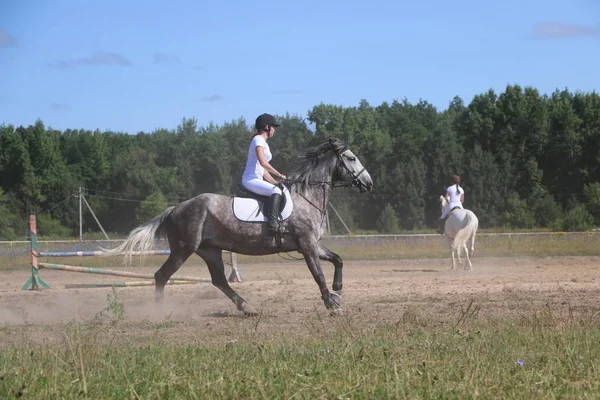 Yoshkar-Ola, RUSSIA, July 29, 2018: Horse racing and jumping on — Stock Photo, Image