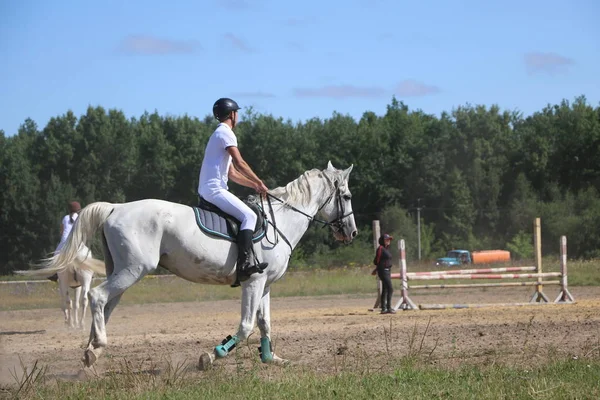 Yoshkar-Ola, RUSSIA, 29 de julho de 2018: Corrida de cavalos e salto — Fotografia de Stock