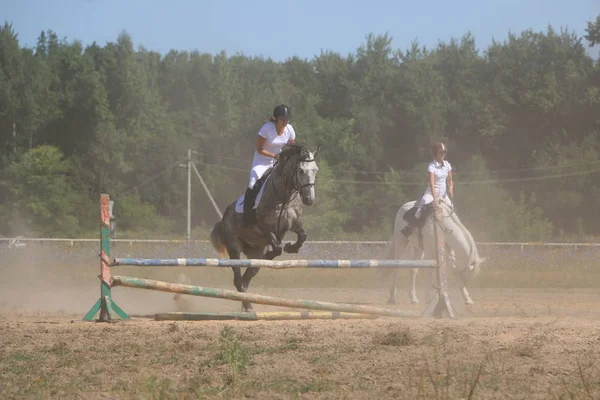 Yoshkar-Ola, RUSSIA, 29 de julho de 2018: Corrida de cavalos e salto — Fotografia de Stock