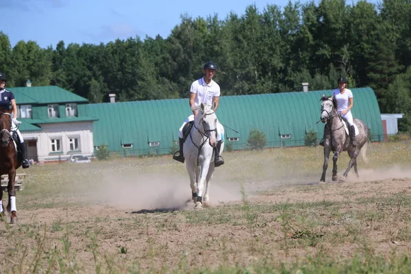 Yoshkar-Ola, RUSIA, 29 de julio de 2018: Carreras de caballos y saltos — Foto de Stock