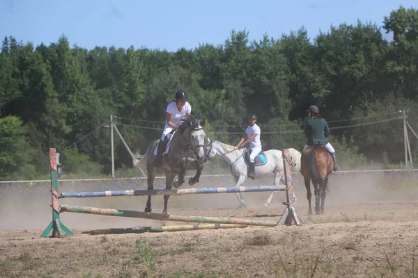 Yoshkar-Ola, RUSIA, 29 de julio de 2018: Carreras de caballos y saltos — Foto de Stock