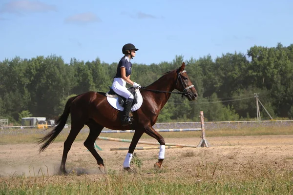 Yoshkar-Ola, RUSSIA, July 29, 2018: Horse racing and jumping on — Stock Photo, Image