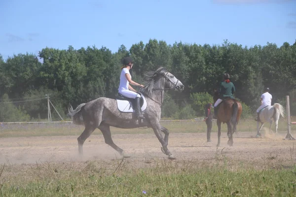 Yoshkar-Ola, RUSIA, 29 de julio de 2018: Carreras de caballos y saltos —  Fotos de Stock