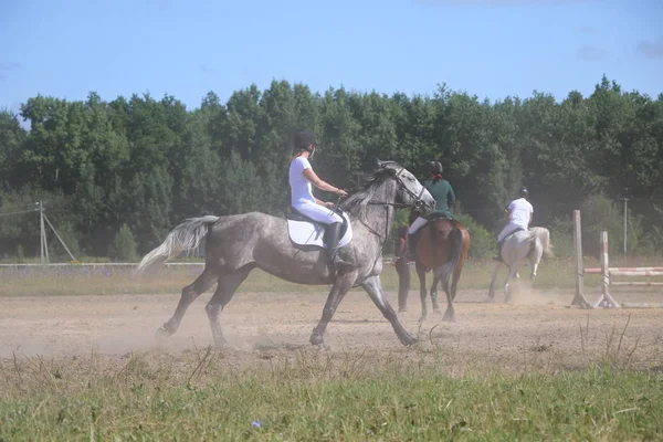 Yoshkar-Ola, RUSSIA, 29 de julho de 2018: Corrida de cavalos e salto — Fotografia de Stock