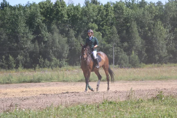 Yoshkar-Ola, RUSIA, 29 de julio de 2018: Carreras de caballos y saltos — Foto de Stock