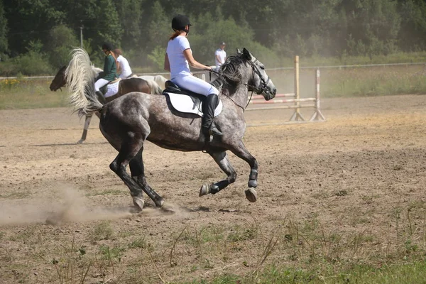 Yoshkar-Ola, Rusland, juli 29, 2018: Paardenrennen en springen op — Stockfoto