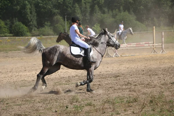 Yoshkar-Ola, RUSSIA, July 29, 2018: Horse racing and jumping on — Stock Photo, Image