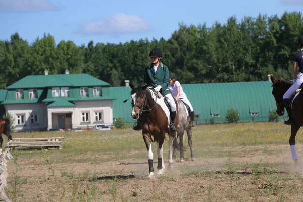 Yoshkar-Ola, RUSSIA, 29 luglio 2018: Corse di cavalli e salti — Foto Stock