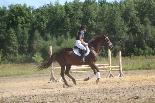 Yoshkar-Ola, RUSIA, 29 de julio de 2018: Carreras de caballos y saltos —  Fotos de Stock