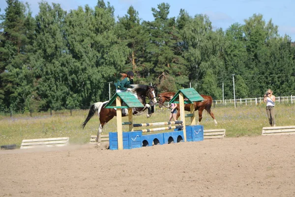 Yoshkar-Ola, RUSSIA, July 29, 2018: Horse racing and jumping on — Stock Photo, Image