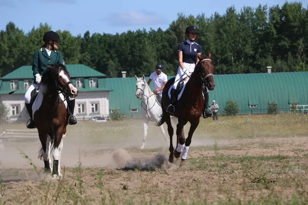 Yoshkar-Ola, Ryssland, 29 juli 2018: Hästkapplöpning och hoppa på — Stockfoto