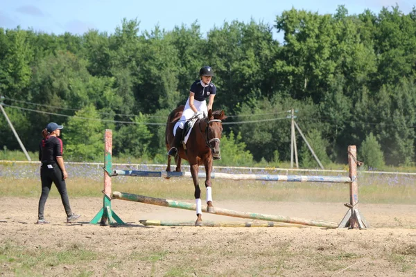 Yoshkar-Ola, Ryssland, 29 juli 2018: Hästkapplöpning och hoppa på — Stockfoto