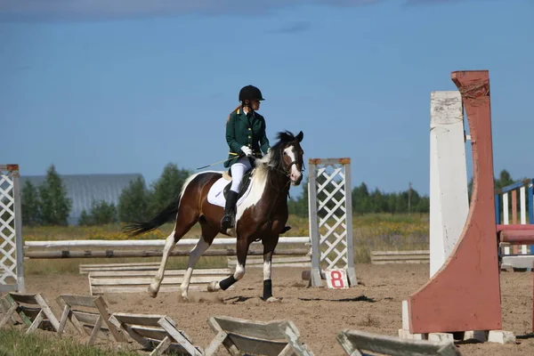 Yoshkar-Ola, Ryssland, 29 juli 2018: Hästkapplöpning och hoppa på — Stockfoto