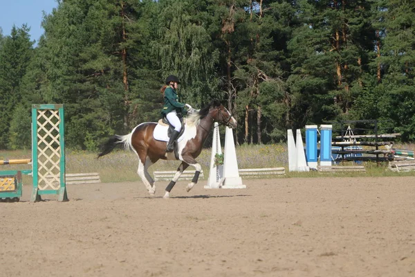 Yoshkar-Ola, Ryssland, 29 juli 2018: Hästkapplöpning och hoppa på — Stockfoto