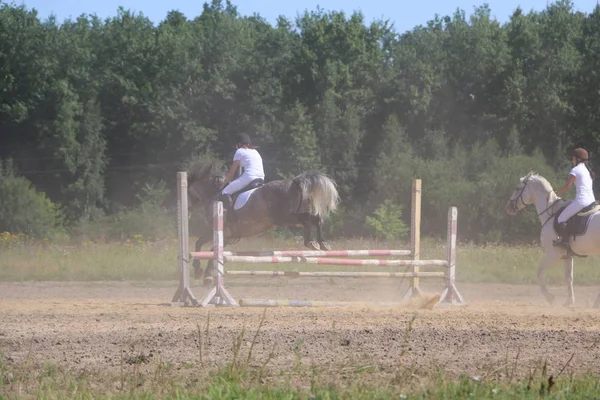 Yoshkar-Ola, Federacja Rosyjska, 29 lipca 2018 r.: Wyścigi konne i skoki — Zdjęcie stockowe