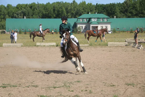 Yoshkar-Ola, RUSSIA, July 29, 2018: Horse racing and jumping on — Stock Photo, Image