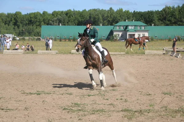 Yoshkar-Ola, Ryssland, 29 juli 2018: Hästkapplöpning och hoppa på — Stockfoto