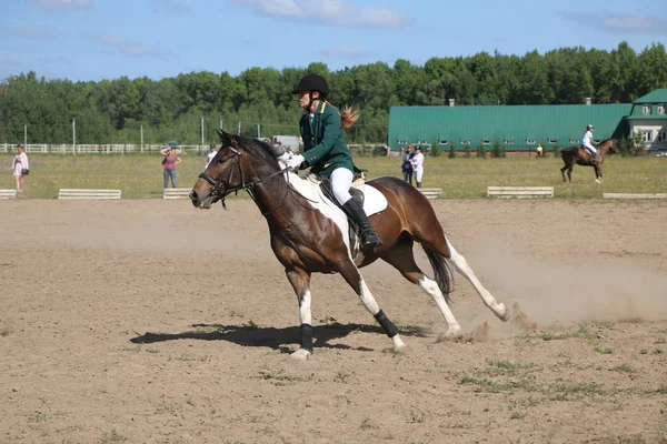 Yoshkar-Ola, Ryssland, 29 juli 2018: Hästkapplöpning och hoppa på — Stockfoto