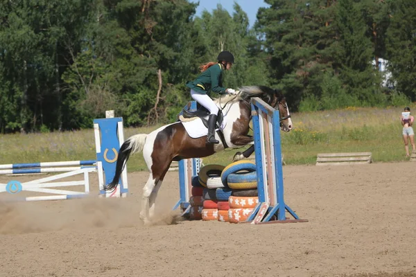 Yoshkar-Ola, RUSSIA, 29 de julho de 2018: Corrida de cavalos e salto — Fotografia de Stock